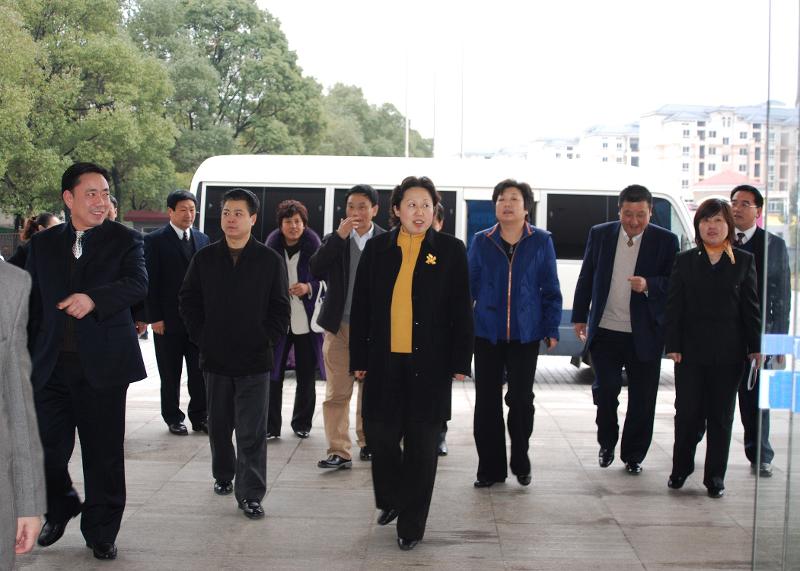 2009年2月，時(shí)任湖南省人大常委會副主任、黨組成員，省總工會主席劉蓮玉來四化建調(diào)研