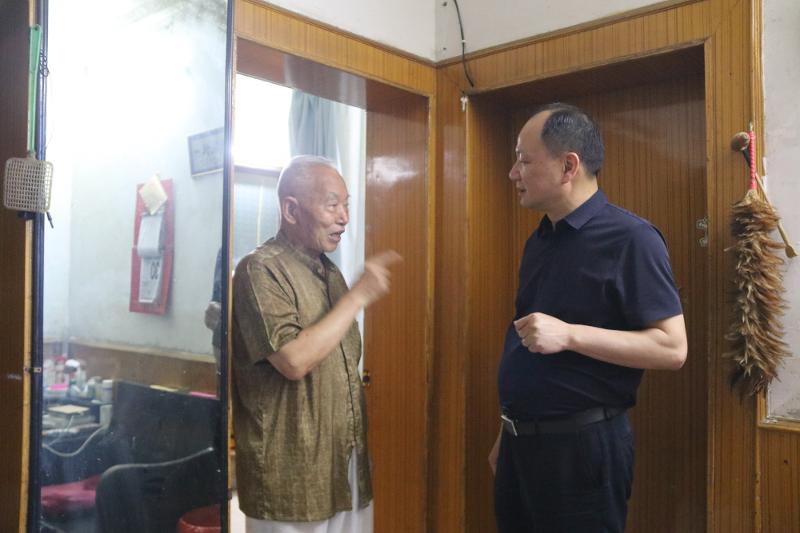 公司黨委書記、董事長周鴻春節(jié)慰問老黨員、軍轉干部