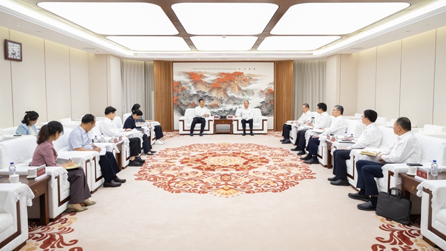 莫鼎革與湖南省委常委、岳陽市委書記謝衛(wèi)江舉行會談