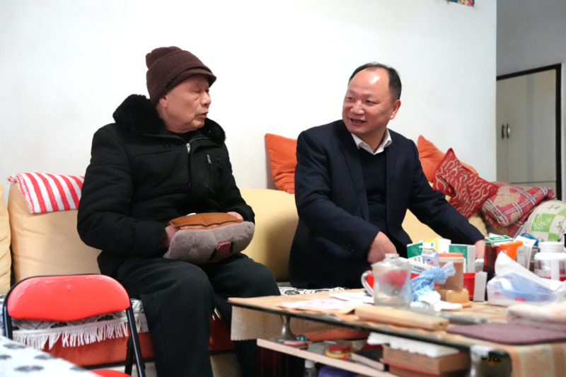 公司黨委走訪慰問困難黨員和困難職工、看望慰問老領(lǐng)導(dǎo)和老同志